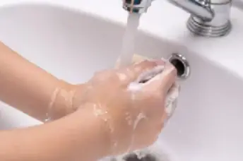Robinet de lavabo en fonctionnement